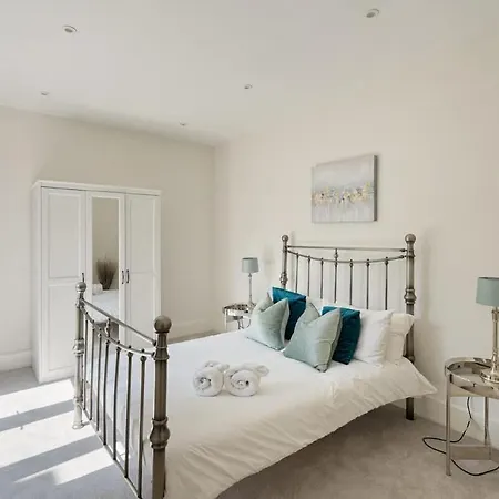 Apartman Large Luxury Centre Flat With Balcony *