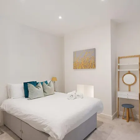 Apartman Large Luxury Centre Flat With Balcony *