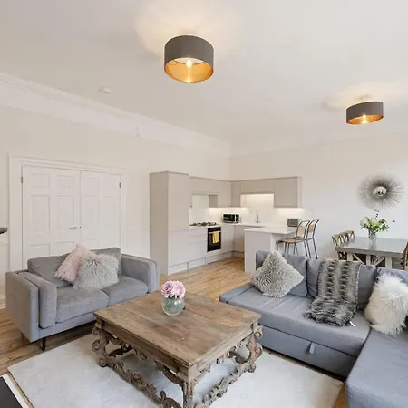 Large Luxury Centre Flat With Balcony Bristol