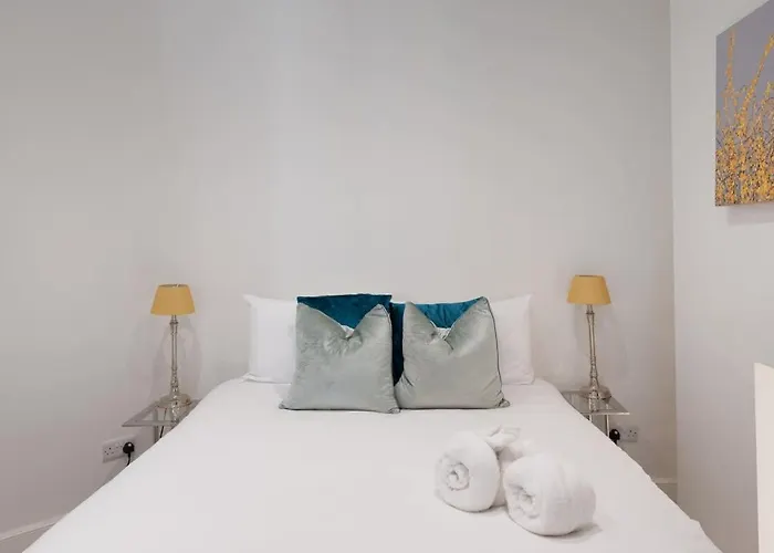 Large Luxury Centre Flat With Balcony Bristol