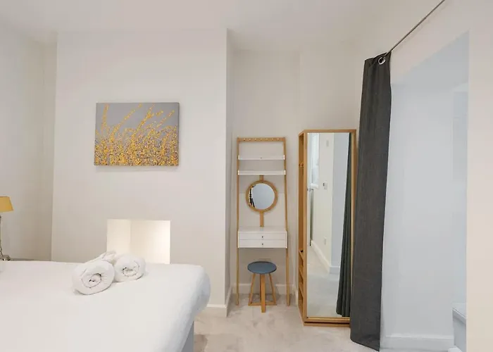 Large Luxury Centre Flat With Balcony