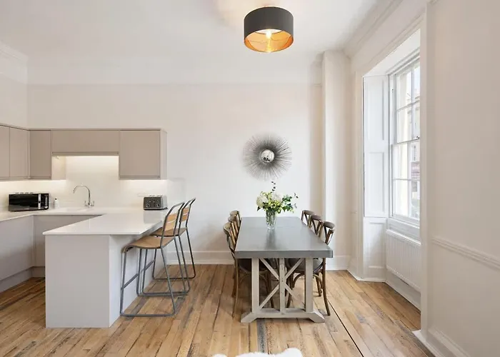 Large Luxury Centre Flat With Balcony *