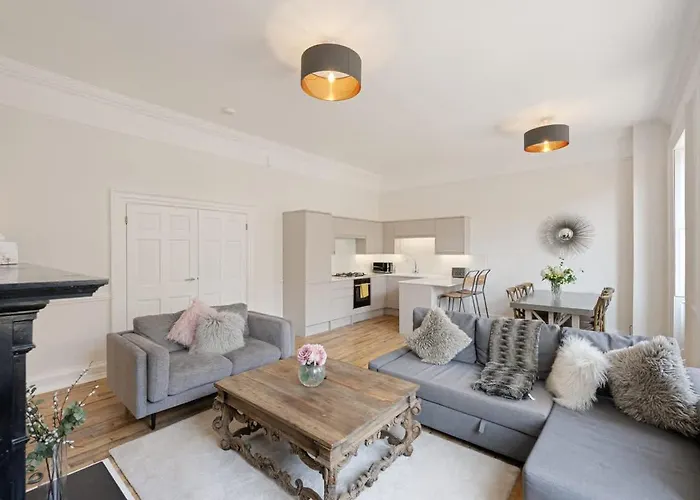 Large Luxury Centre Flat With Balcony Bristol