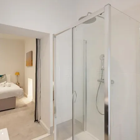 Large Luxury Centre Flat With Balcony 아파트 *