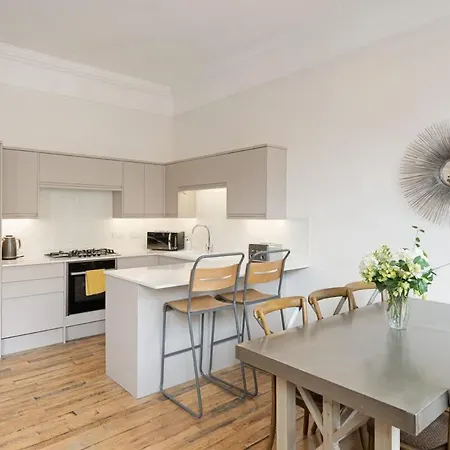 Large Luxury Centre Flat With Balcony *