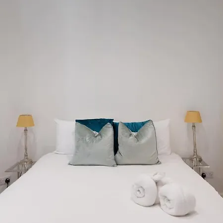 Large Luxury Centre Flat With Balcony Bristol