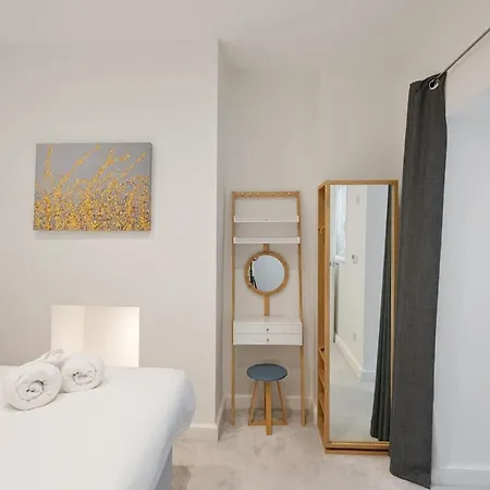 Large Luxury Centre Flat With Balcony