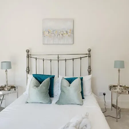 Apartment Large Luxury Centre Flat With Balcony