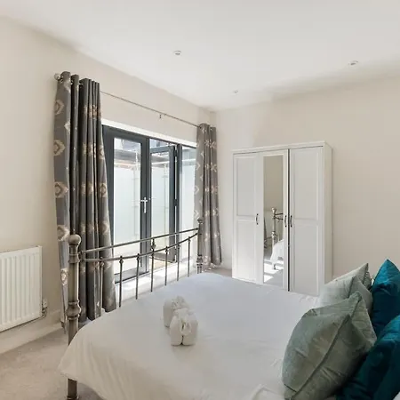 Large Luxury Centre Flat With Balcony 아파트 *