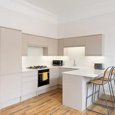 Large Luxury Centre Flat With Balcony Apartment Bristol