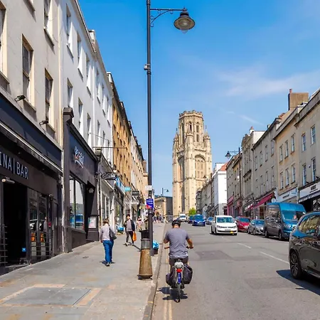 Apartment Large Luxury Centre Flat With Balcony Bristol