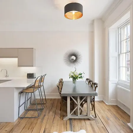Large Luxury Centre Flat With Balcony *