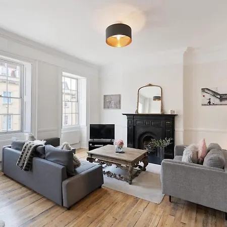 Large Luxury Centre Flat With Balcony Lägenhet *