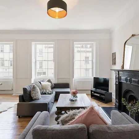 Large Luxury Centre Flat With Balcony *