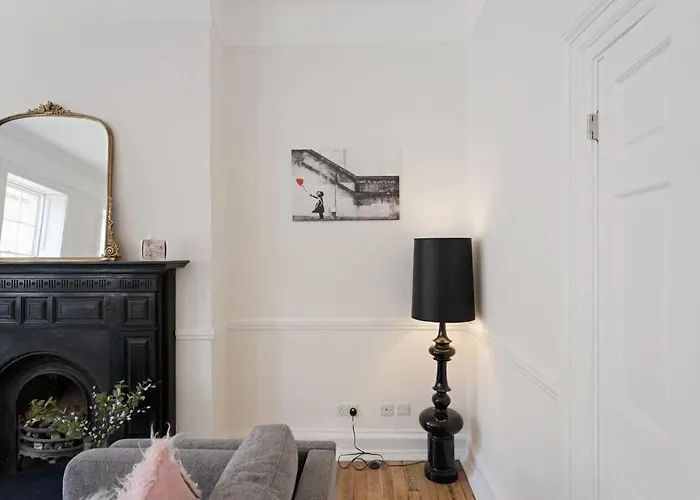 Large Luxury Centre Flat With Balcony Daire