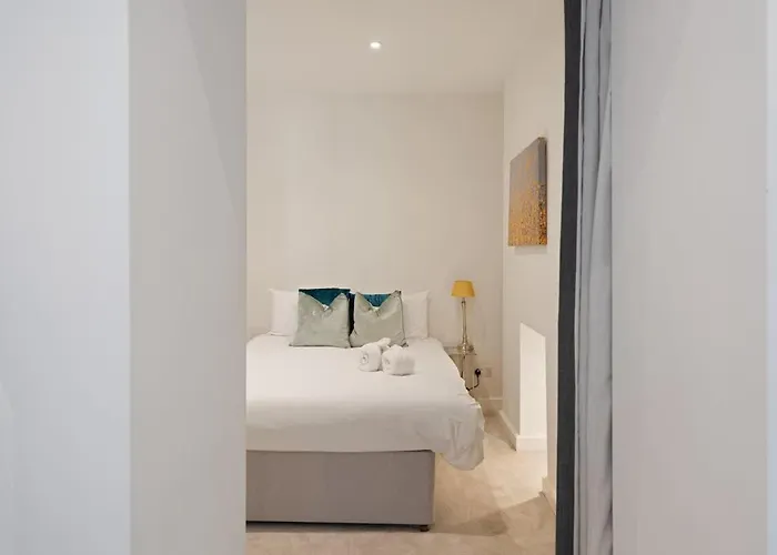 Apartment Large Luxury Centre Flat With Balcony Bristol