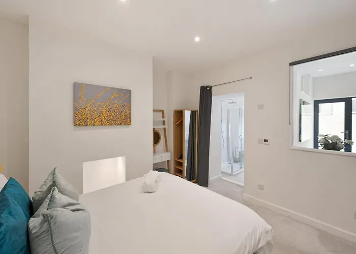 Large Luxury Centre Flat With Balcony *