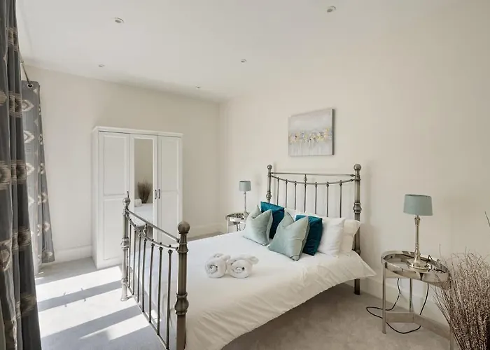 Apartment Large Luxury Centre Flat With Balcony *