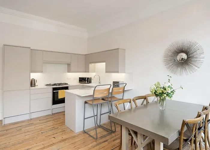 Large Luxury Centre Flat With Balcony *