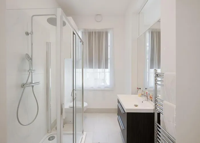 Large Luxury Centre Flat With Balcony Διαμέρισμα