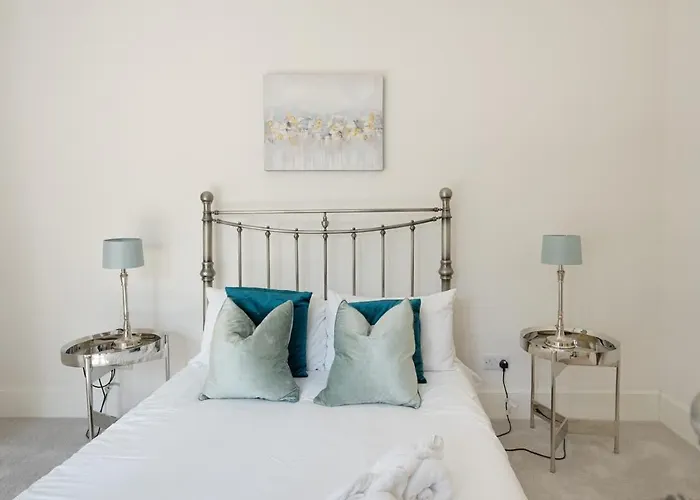 Apartment Large Luxury Centre Flat With Balcony