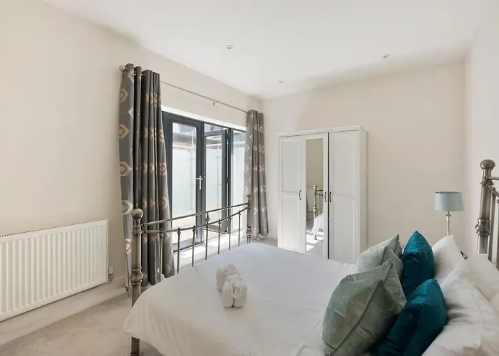 Large Luxury Centre Flat With Balcony Apartment *