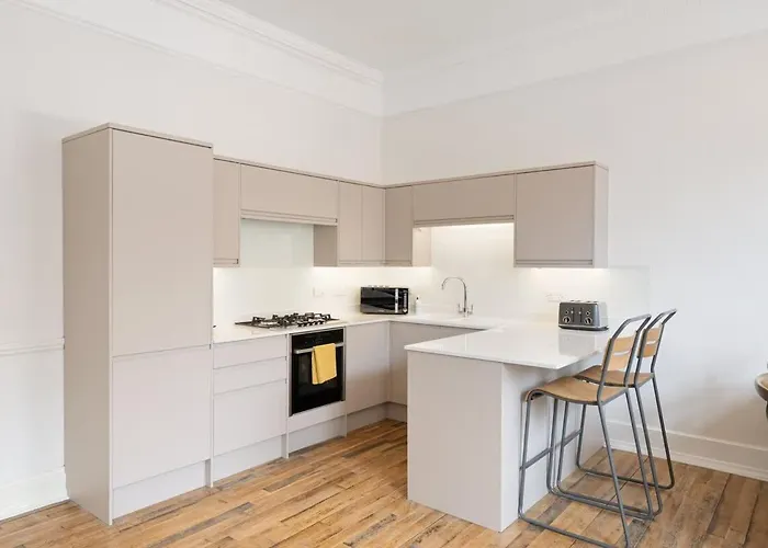 Large Luxury Centre Flat With Balcony Apartment Bristol