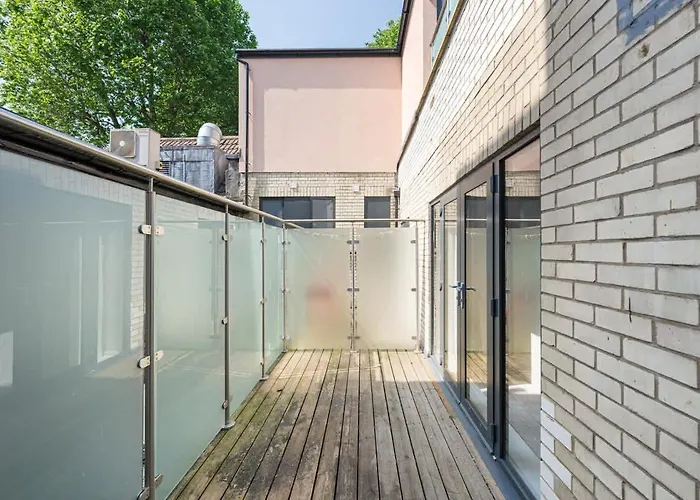 Large Luxury Centre Flat With Balcony