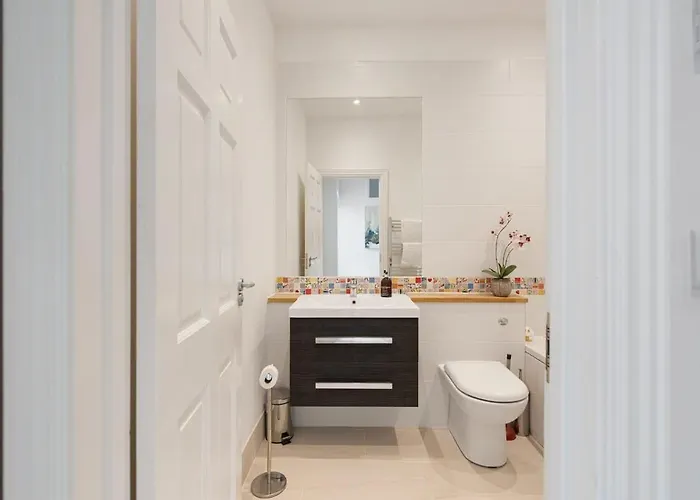 Large Luxury Centre Flat With Balcony Apartment Bristol