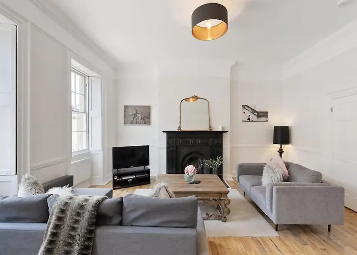 Large Luxury Centre Flat With Balcony Apartment