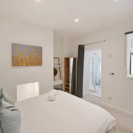 Large Luxury Centre Flat With Balcony *