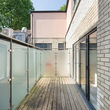 Large Luxury Centre Flat With Balcony