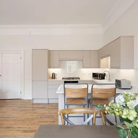 Large Luxury Centre Flat With Balcony *