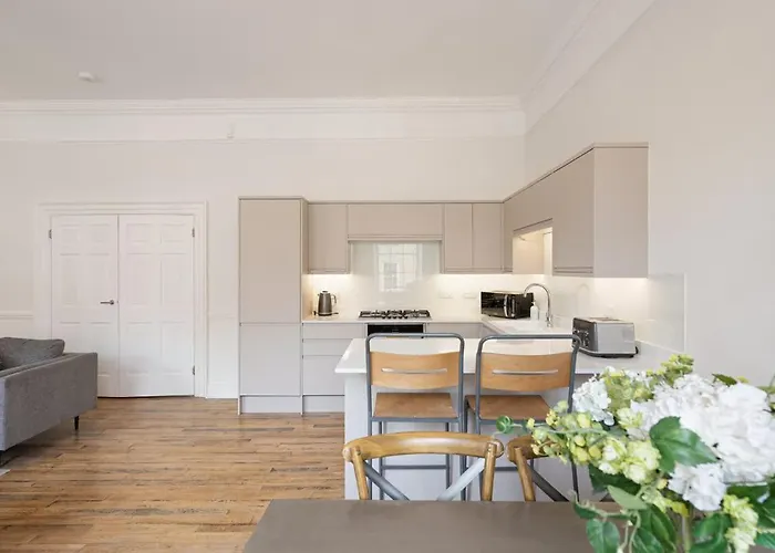 Large Luxury Centre Flat With Balcony *