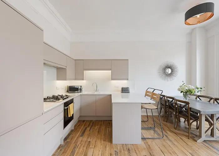 Large Luxury Centre Flat With Balcony Bristol