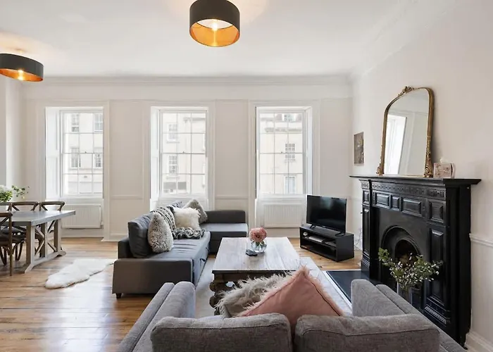 Large Luxury Centre Flat With Balcony *